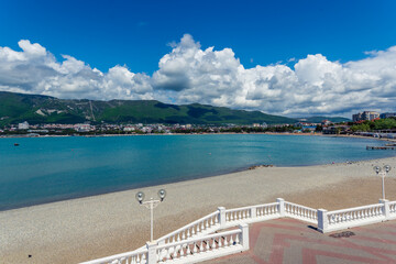 Naklejka premium Gelendzhik resort in winter. Beautiful beach with blue ocean and white fence