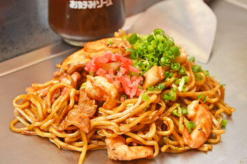 焼きそばの鉄板焼き