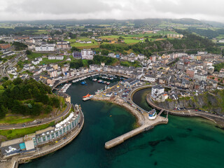 Faro y puerto de Luarca en Asturias