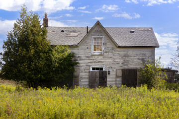 Obraz premium Dilapidated abandoned old house in rural southern Ontario Canada