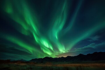 Naklejka premium Northern Lights Loop in Iceland: Awe-Inspiring Aurora Borealis Display in Green Light