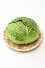 笊に乗ったキャベツ　白バック