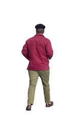Homme vu de dos portant une veste rouge, un béret noir et un pantalon vert kaki, marchant avec un style décontracté urbain, temps printanier ou automnal
