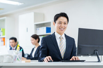 オフィスで働くミドルのビジネスマン