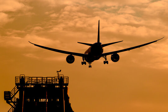 美しい空・雲を背景に飛ぶ航空機