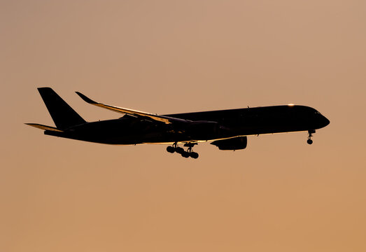 美しい空・雲を背景に飛ぶ航空機