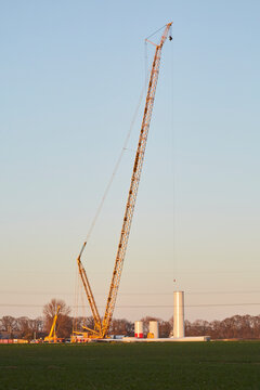 Aufbau des neuen Windrad in Lohe im Kreis Soest  im Sonnenuntergang, Bildserie, 2024, 2025, Kreis Soest, Sarah B&ouml;mer 