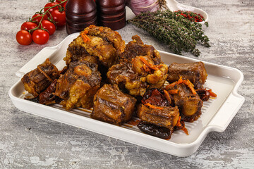 Baked oztail with tomato and carrot