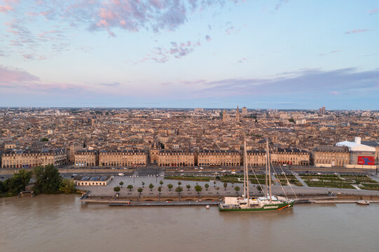 Bateau Greenpeace amarr&eacute; au port de la lune &agrave; Bordeaux