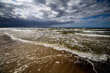 Ciemne deszczowe chmury nadchodzące nad morze.Międzywodzie.