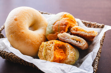 籠に入ったいろいろなパン