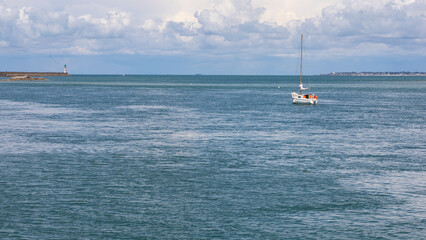 Fototapeta premium Bateau sur le chenal du Croisic, qui est ce grand espace naturel situé à l'entrée du port, entre Le Croisic et la pointe de Pen Bron à La Turballe, et qui va jusqu'aux marais salants