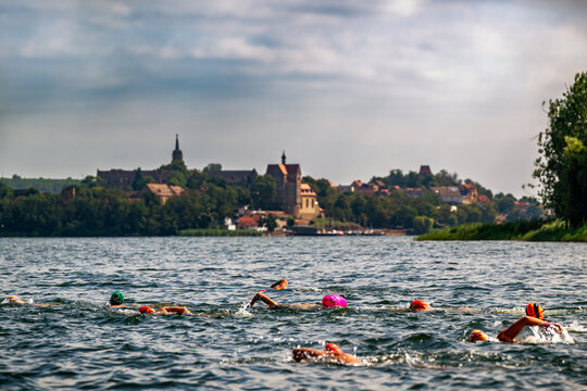 Freiwasserschwimmen im S&uuml;&szlig;en See mit dem Schloss Seeburg im Hintergrund