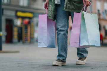 Customer walking down the street carrying shopping bags after a day of shopping © Zamrznuti tonovi