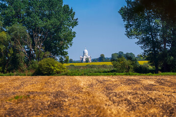 Krajobraz wiejski z cerkwią kościołem w tle © Piotr