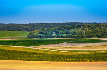 Obraz premium Krajobraz wiejski z cerkwią kościołem w tle