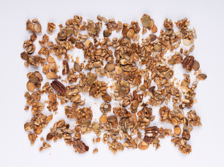 Granola mix de cereais em fundo branco