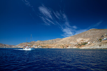 Scena portu z łodziami i budynkami pod czystym, niebieskim niebem, Kalymnos, Grecja , tło lub tapeta do projektu © anettastar