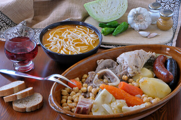 Fuente con cocido madrileño y bol de sopa