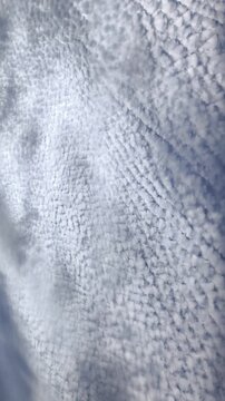 Cielo de nubes con ondas magn&eacute;ticas