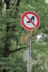 Verbotsschild St&ouml;ckelschuhe - High Heels  Wanderweg Bad Urach