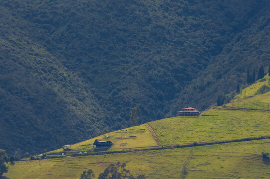 Casas tradicionales construidas con adobe, frente a grandes valles en los p&aacute;ramos de Zuleta en Imbabura, Ecuador