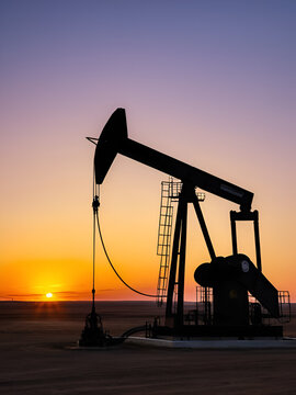 As the sun sets, the afterglow warms the vast oilfield, and the pumping unit works tirelessly, deducing the preface of sustainable development between industry and nature.