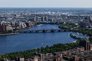 Obraz premium Cityscape View of Charles River Bridges with Sailboats and Skyline Boston