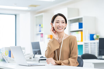 オフィスで働くミドルのビジネスウーマン