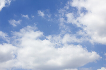 Obraz premium The sky is covered with fluffy clouds.