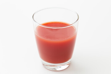 コップに入ったトマトジュース　白バック