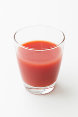 コップに入ったトマトジュース　白バック
