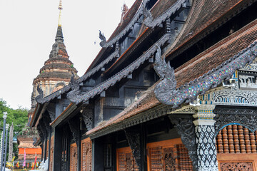 Obraz premium Ornate Wooden Temple Architecture in Northern Thailand with Intricate Details and Cultural Significance