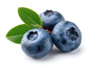 Obraz premium Fresh blueberries with leaves, isolated