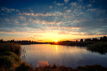 Obraz premium Summer sunset with beautiful sky over the lake.