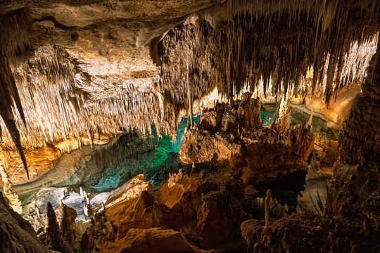Discover the breathtaking Caves of Drach in Mallorica, Spain. Experience stunning stalactites, stalagmites, and the serene waters of Lake Martel, a must-see natural wonder in Mallorica.