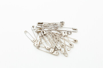 安全ピン　白バック