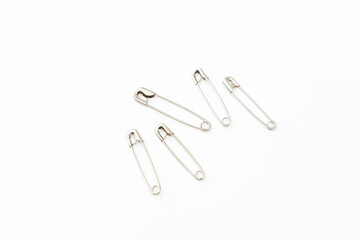 安全ピン　白バック