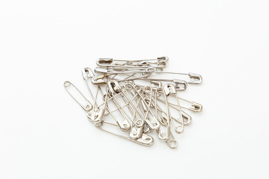 安全ピン　白バック