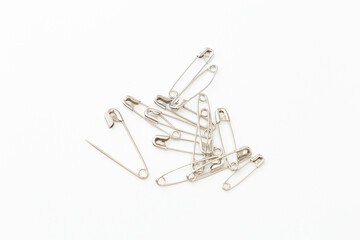 Fototapeta premium 安全ピン 白バック