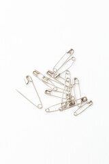 Fototapeta premium 安全ピン 白バック