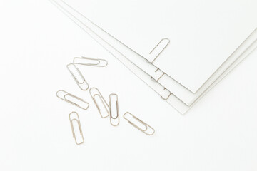 Fototapeta premium クリップで留めた書類 白バック
