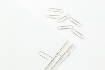 クリップで留めた書類　白バック