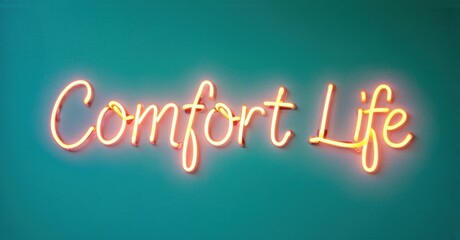 Obraz premium Neon sign displays Comfort Life against teal background. Bright illumination creates warm glow, simple design. Modern aesthetic.