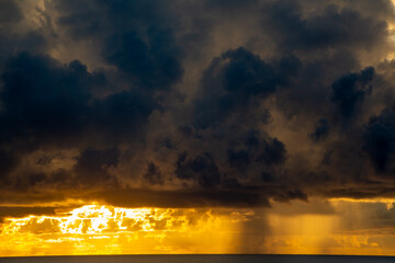 奄美の夕景。イメージ。夏雲