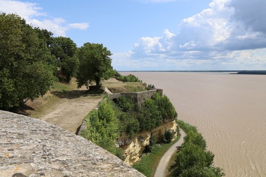 Le fleuve la Garonne, ville de Blaye, d&eacute;partement de la Gironde, France