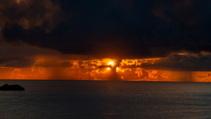 Naklejka premium 奄美の夕景。イメージ。夏雲。