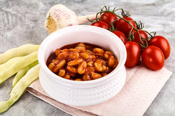White baked bean in tomato sauce