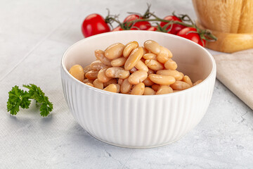 Canned white beans in the bowl