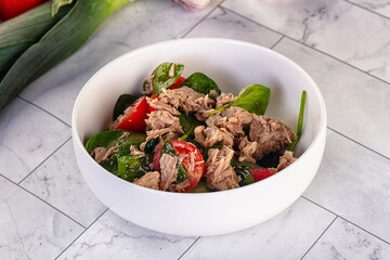 Salad with canned tuna and spinach